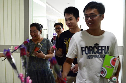 哇~~~美女天使送玫瑰，男生好福利