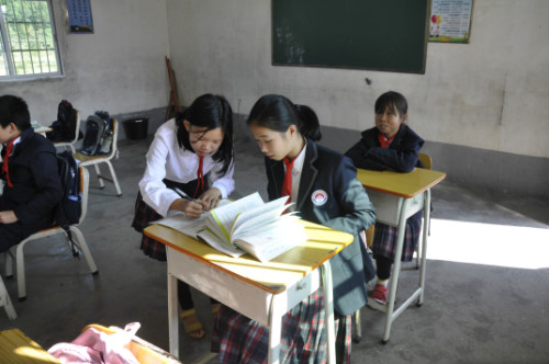 孩子們在互相學(xué)習(xí)